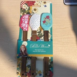 New in package the pioneer woman mini spatula set